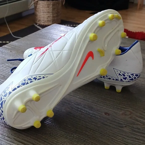 Nike Soccer Cleats - Picture 5 of 8